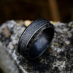 Antico anello vichingo con rune